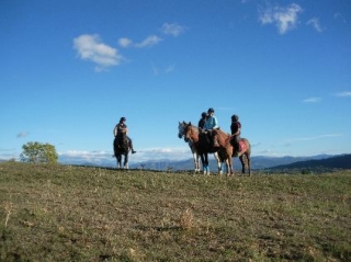  A cavallo cavalcando vicino a Gap 